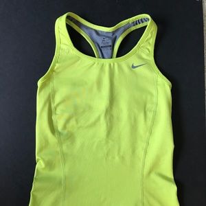 NIKE Fitted Dri-Fit Tank Top